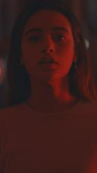 闹鬼的豪宅里一个吓坏了的女孩的脸[免费商用竖屏]