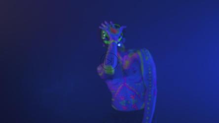 一个年轻人在派对灯光下的黑暗地带跳舞[免费商用]