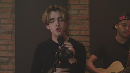 男孩乐队表演情歌[4K免费商用]