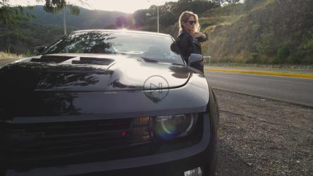 靠在车上的女人[4K免费商用]