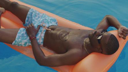 游泳池中漂浮物上的男子[4K免费商用]