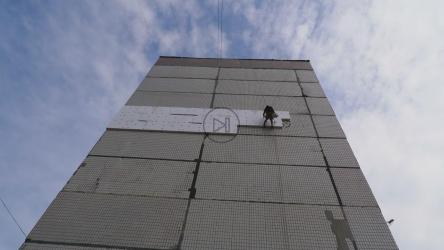 在多层建筑上工作的登山者[4K]