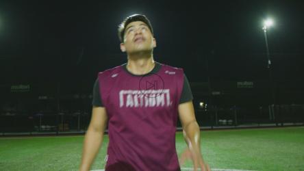 熟练的足球运动员用头杂耍球[免费商用]