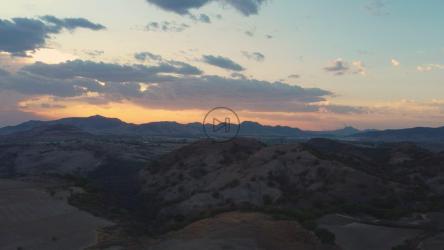 日落时的干旱景观鸟瞰图[4K免费商用]