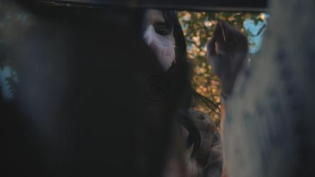 从车上拿购物袋的女人[4K免费商用]