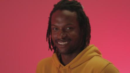 对着镜头眨眼的男人的脸[免费商用]