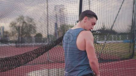 肌肉发达的男子在锻炼时脱下衬衫[免费商用]