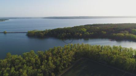 春季一条大河的鸟瞰图[4K]