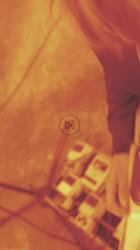 年轻女子对着电吉他哭泣[免费商用竖屏]