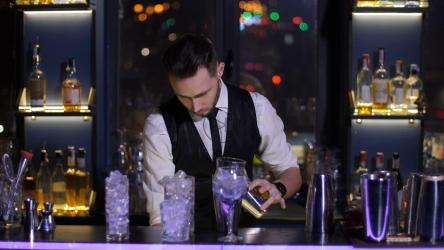 酒吧服务员在酒吧里玩冰块[4K]