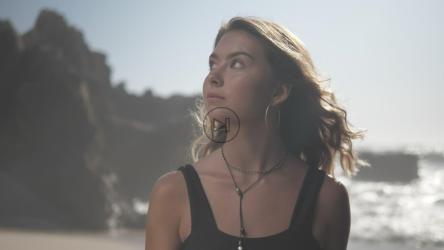 海滩上一个女人的肖像[免费商用]