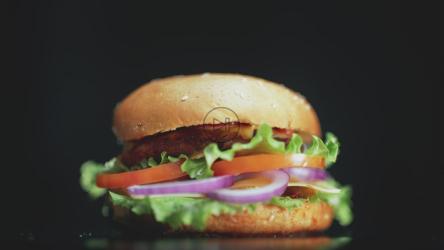 深色背景的奶酪汉堡[]