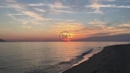 空旷海滩上的日落[]