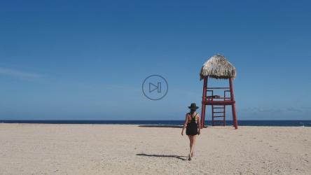 Woman walking barefoot on the beach[免费商用]