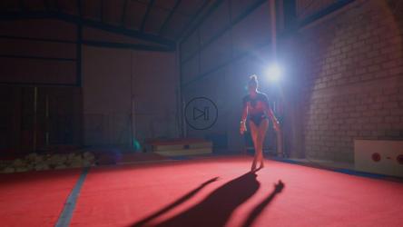 一位年轻体操运动员的复杂杂技[免费商用]