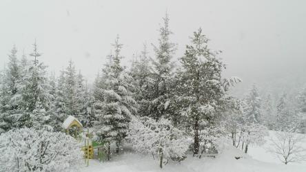 冬天下雪时的游乐场[4K]