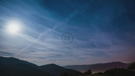 天空中星星下的多云天空[4K]