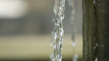 从岩架上流出的水[]