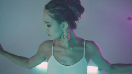 芭蕾舞演员用手臂做芭蕾舞动作[免费商用]