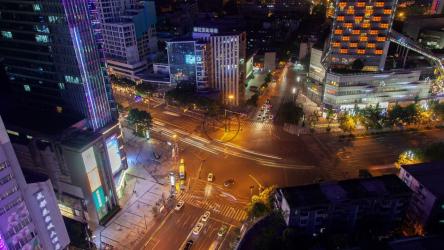 许多汽车在十字路口超速行驶[4K]