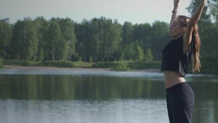 在湖边练习呼吸练习的女人[4K]