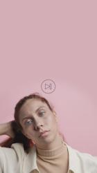 粉红色背景上迷人的女孩造型[免费商用竖屏]