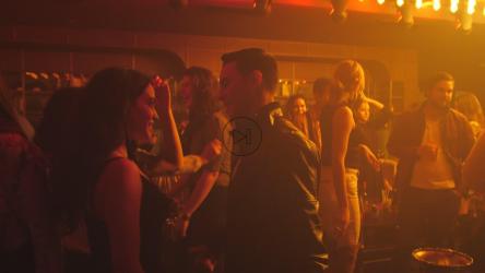 一对情侣在夜店跳舞[免费商用]