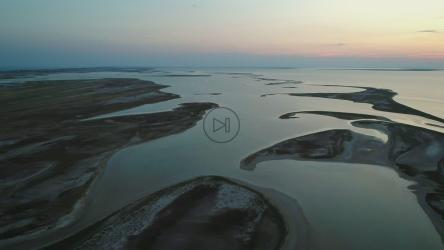 日落时形成不同寻常的湖泊[4K]