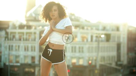 在城市高处跳舞的女人[4K]