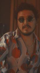 鼓手有节奏地敲钹[免费商用竖屏]