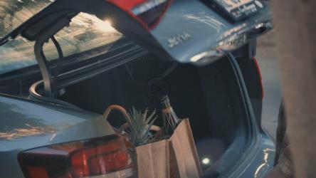 从车里挑选食品杂货的女人[4K免费商用]