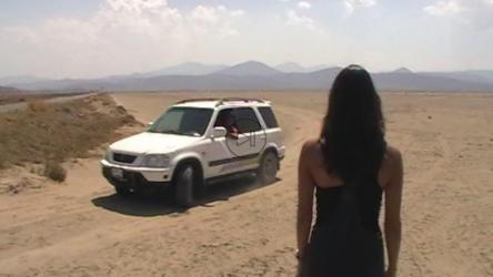 男孩和女孩在沙漠里玩皮卡[免费商用]