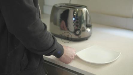 Person making toast[免费商用]