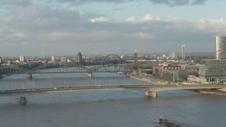 穿过城市河流的货船[]