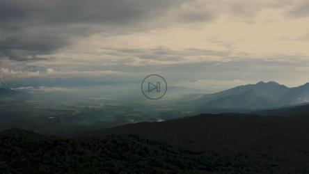 从山上俯瞰多云的全景[免费商用]