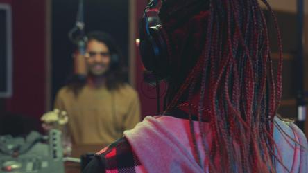 两个男人在播客上聊天[免费商用]