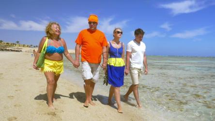 两对情侣在海滩上散步[]