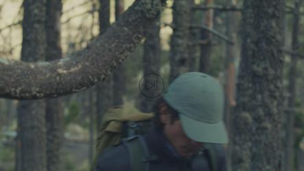 森林中徒步旅行者的近景[免费商用]