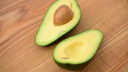 桌子上的半鳄梨[]