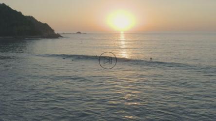 海滩上的海浪和几个冲浪者[4K免费商用]