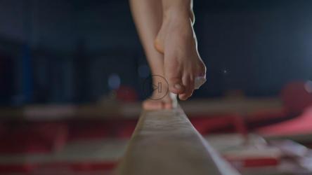 体操运动员穿过平衡木的脚[免费商用]