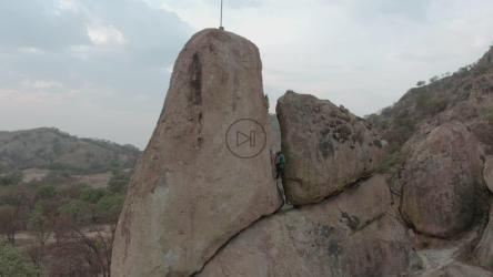 一位登山者攀登一块大岩石的航拍照片[4K免费商用]