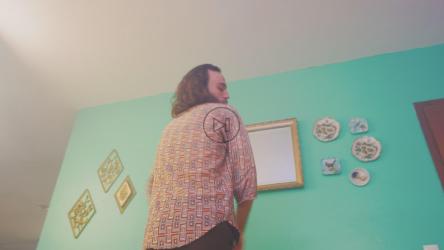 男孩在60年代的房间里跳舞[免费商用]