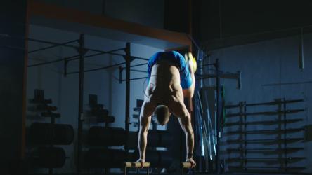 运动员训练体操[4K]