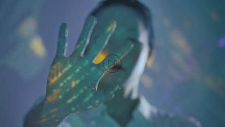 女机器人移动她的手[4K免费商用]