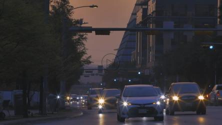 日落时分，大城市大道上的汽车[免费商用]