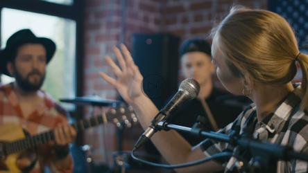 歌手和乐队排练歌曲[4K]