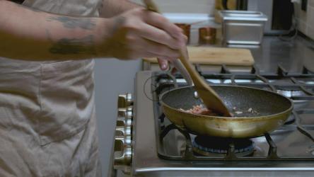 专业厨师在煎锅里煎培根[4K免费商用]