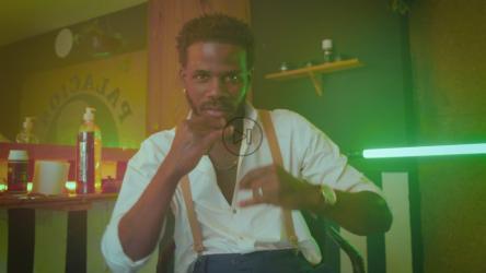 理发店里，一名时尚男子在镜头前跳舞[4K免费商用]