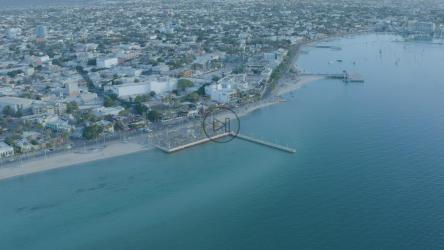从高处俯瞰大城市的海岸[免费商用]